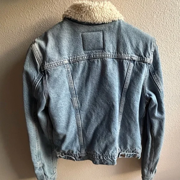 Levi's Light Blue Denim Jacket with Cream Sherpa Lining - Picture 5 of 5